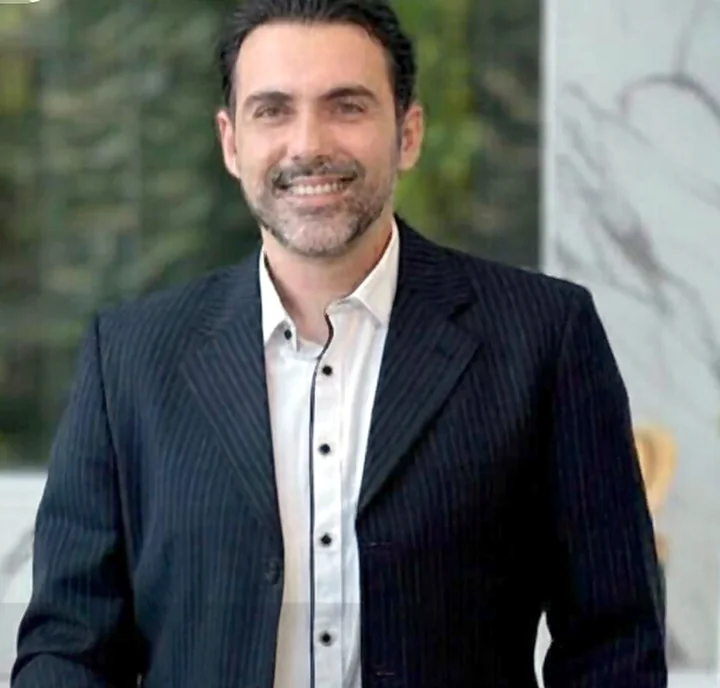 Carlos, fundador da Studio V Mobiliário