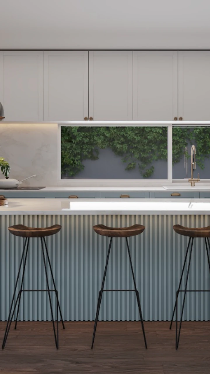 Cozinha planejada com bancada e banquetas